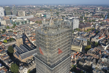 900652 Gezicht op de Domtoren te Utrecht, tijdens de restauratie, uit het zuidoosten, met op de achtergrond het ...